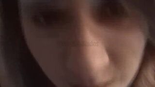 Nervöser Bruder bekommt Hilfe von kleiner Schwester