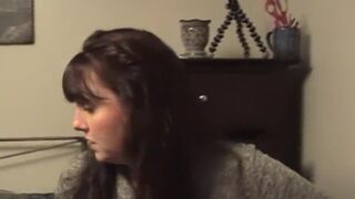 Maman punit son fils pour avoir joué avec ses jouets sexuels