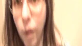 Bruder zwingt Schwester, auf der Toilette zu masturbieren