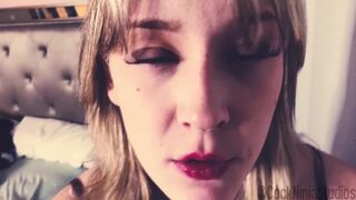 Belle-mère aide son fils effrayé à faire l'amour