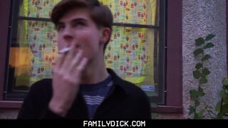 FamilyDick – Sexy Muskel-Daddy bestraft seinen Sohn wegen Rauchens