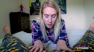 Cadence Luxx - Chantajeando a mi hermana para que me chupe la polla
