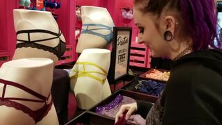 Undercover Sluts - La première lingerie de ma fille adolescente