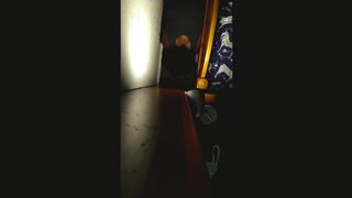 Teen wird dazu gebracht, den Schwanz der Mutter zu lutschen, während sie weint