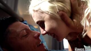 Bri Klein - La sœur ennuyée Bri convainc son frère de le baiser