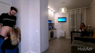 Molly Kelt - Ma sœur me suce la bite derrière le mur pendant que ma femme est stupide sur Instagram