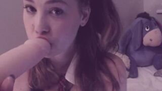 Alexis Wilde – Soll ich deinen Schwanz lutschen, Daddy?