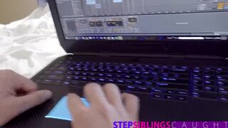 J'ai trompé ma petite sœur et mon ami pour partager ma bite et mon sperme