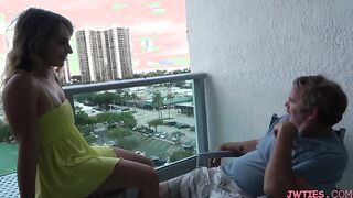 Ich ficke meinen Onkel auf dem Balkon