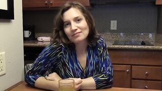 Bettie Bondage - Les filles discutent avec maman