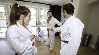 DaughterSwap – Perverse Stiefväter ficken abwechselnd ihre jugendlichen Stieftöchter