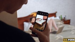 SIS.PORNO. Schlampe kann nicht abspritzen und ihre Muschi mit den Händen streicheln, aber ihr Stiefbruder beeilt sich, sie zu retten