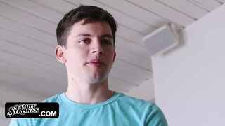 Family Strokes - Stiefsohn streckte die Muschi seiner Stiefmutter