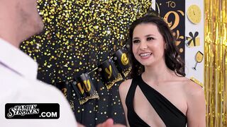 Due ragazze sexy invitano il loro patrigno per la festa di Capodanno