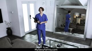 Stiefschwester fickt ihren Stiefbruder, um ihm zu helfen, sich zu entspannen