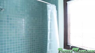 Stiefmutter Alice Chambers bearbeitet den Schwanz für eine süße Gesichtsbelohnung