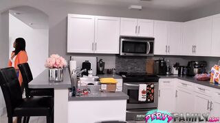 Suspendierte Teenie-Stiefschwester schluckt großen Schwanz (Teil 1)