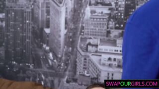 Deux papas excités échangeant leurs belles-filles