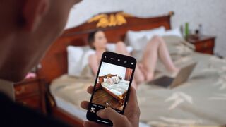 SIS.PORNO. Mädchen wird von Stiefbruder beim Masturbieren erwischt