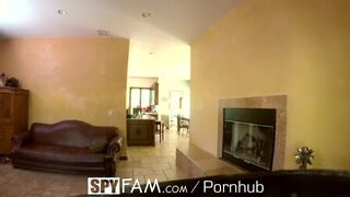 SpyFam Hannah Hays, belle-soeur à la chatte charnue, baisée par son demi-frère