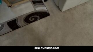 Stiefbruder und Stiefschwester teilen sich mehr als ein Bett – Scarlett Mae