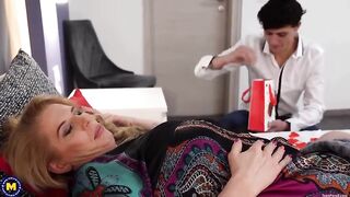 Adele – Ich schenke meiner vollbusigen Stiefmutter Dessous