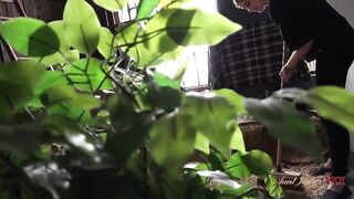 Tante Judy's - Aider et baiser maman Aurora dans la grange POV