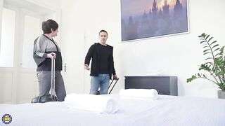 Mature.NL - Compartiendo una cama de hotel con mi suegra de 58 años