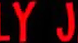 Teen Emily Jade kann dem großen Schwanz ihres Vaters nicht widerstehen