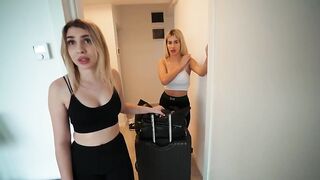 Familie teilt sich ein Bett im Hotelzimmer, Moms erster Dreier