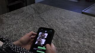 Bettie Bondage – Mamas Handy-Entdeckung