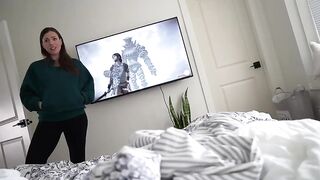 Yogabella – Gelangweilte Mutter freut sich über Sohn