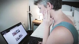 HouseWifeGinger - Maman trouve l'historique de votre navigateur porno et vous laisse la baiser