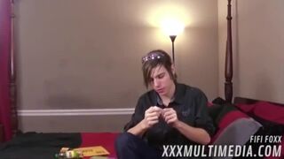 Mama saugt das Sperma aus dem Schwanz ihres Stiefsohns