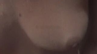 Valentinstag-Dusche mit Schwester