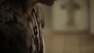 Pures Tabu – Eifersüchtige Mutter wird beim Ficken ihres Sohnes vor ihrer Freundin erwischt