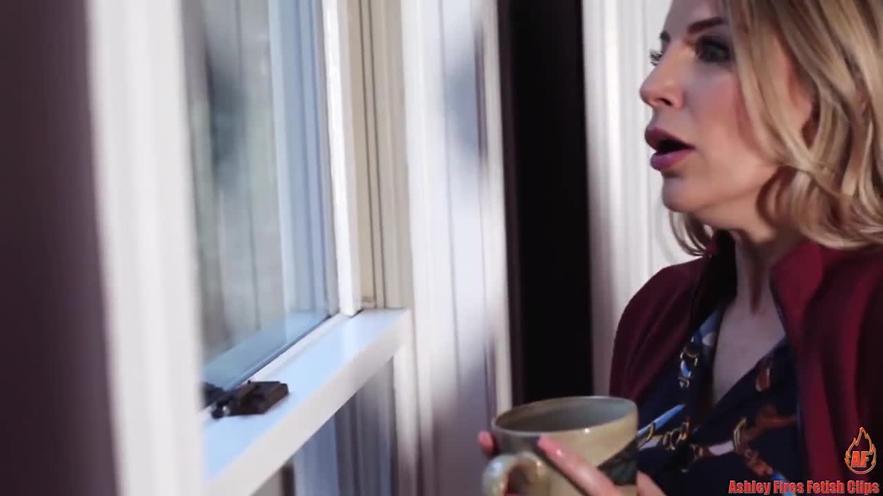 Ashley feuert Fetisch-Clips ab